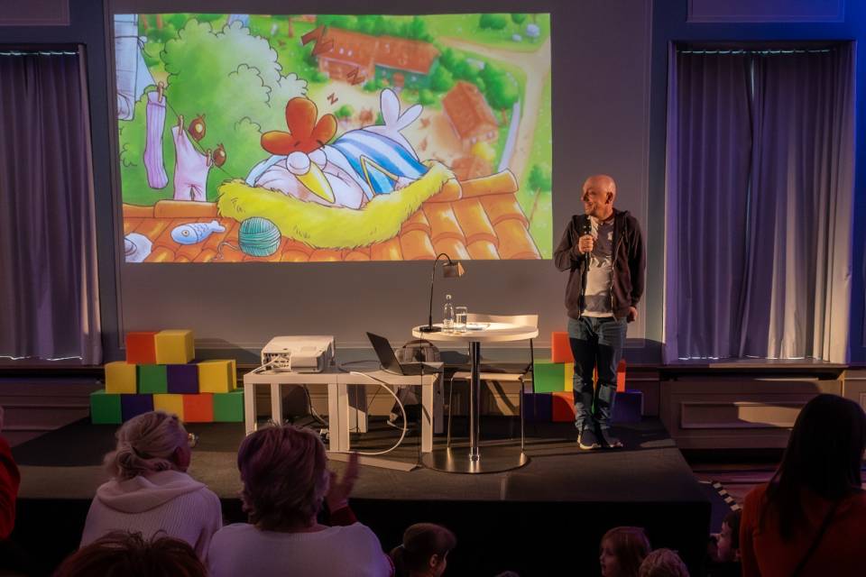 Bernhard Hoëcker: Das Katzenhuhn – neue Geschichten von einem sehr besonderen Bauernhof Thumbnail