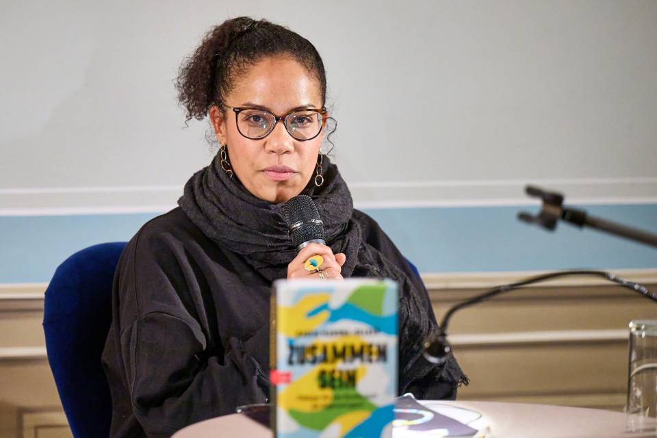 Hadija Haruna-Oelker: Zusammensein Thumbnail