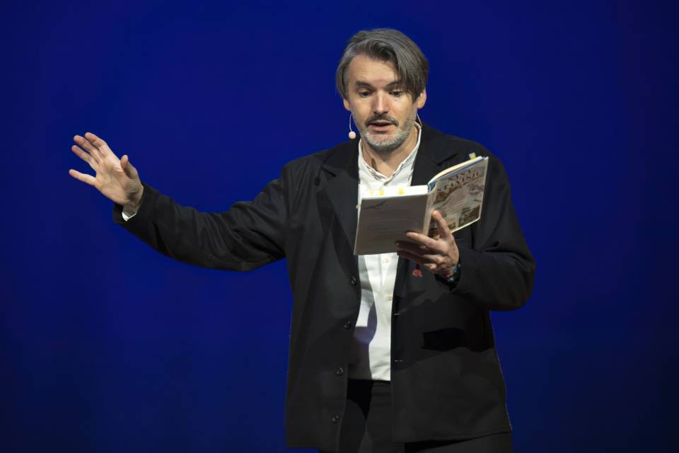 Saša Stanišić: Möchte die Witwe angesprochen werden, platziert sie auf dem Grab die Gießkanne mit dem Ausguss nach vorne Thumbnail