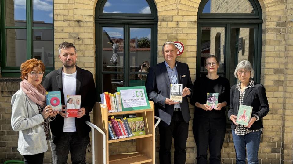 BÜCHERRÜCKGABE AN DIE STADTBIBLIOTHEK ZUM ENDE DER FRÜHLINGSLESE 2025 Thumbnail