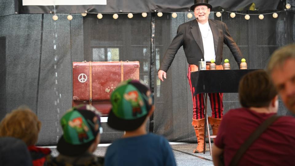 EINLADUNG ZUR ZAUBERHAFTEN SOMMERBÜHNE Thumbnail