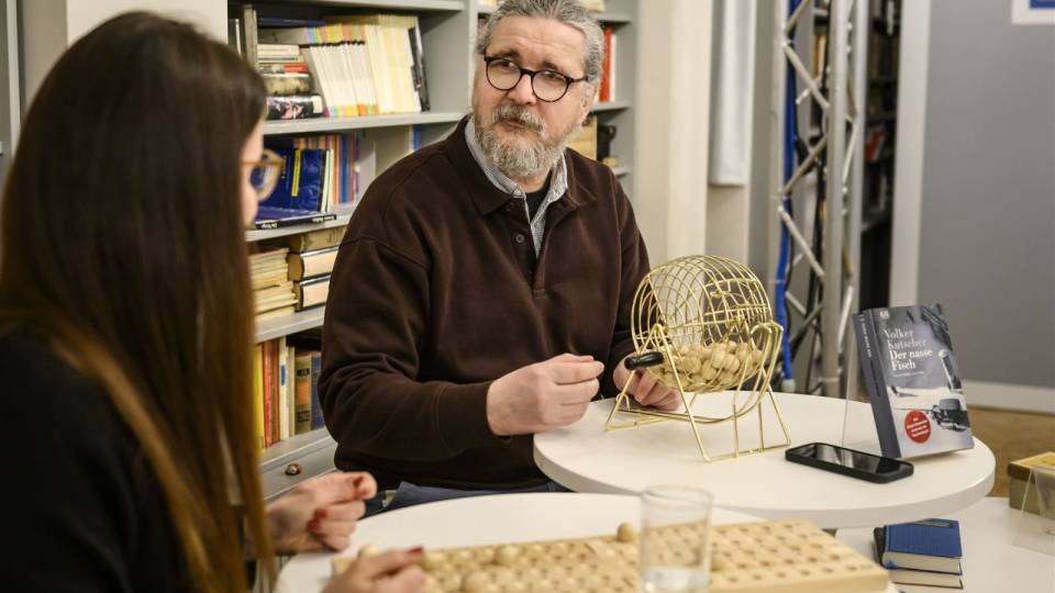 KURATORIN DES ANGERMUSEUMS BEIM BUCHBINGO Thumbnail