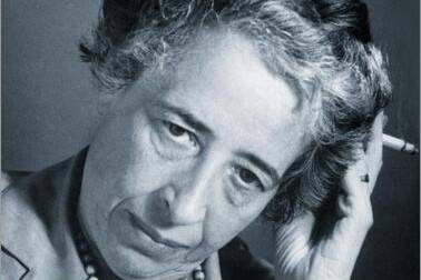 Bücher aus dem Feuer: „Jeder neue Anfang ist seinem Wesen nach ein Wunder.“ - Vortrag zu Hannah Arendt Thumbnail